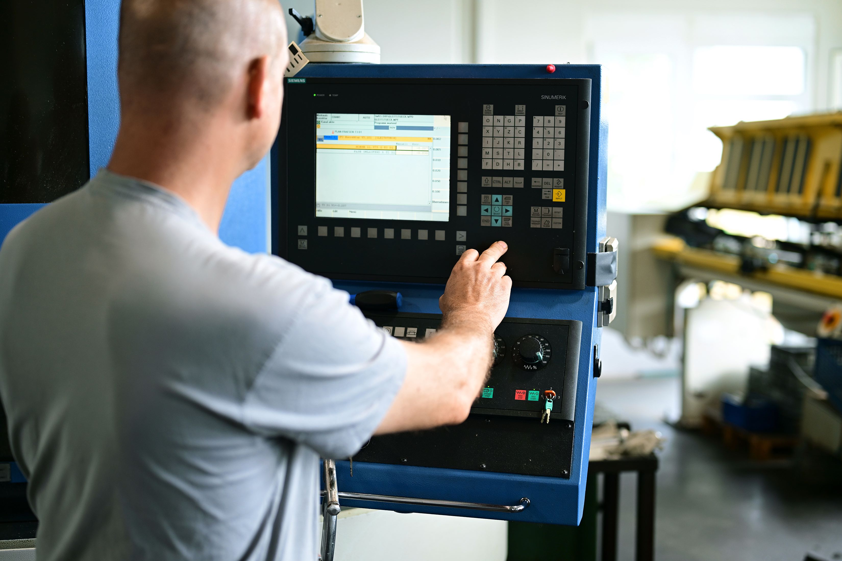 Operator at a CNC machine, from KREATIZE’s manufacturing website